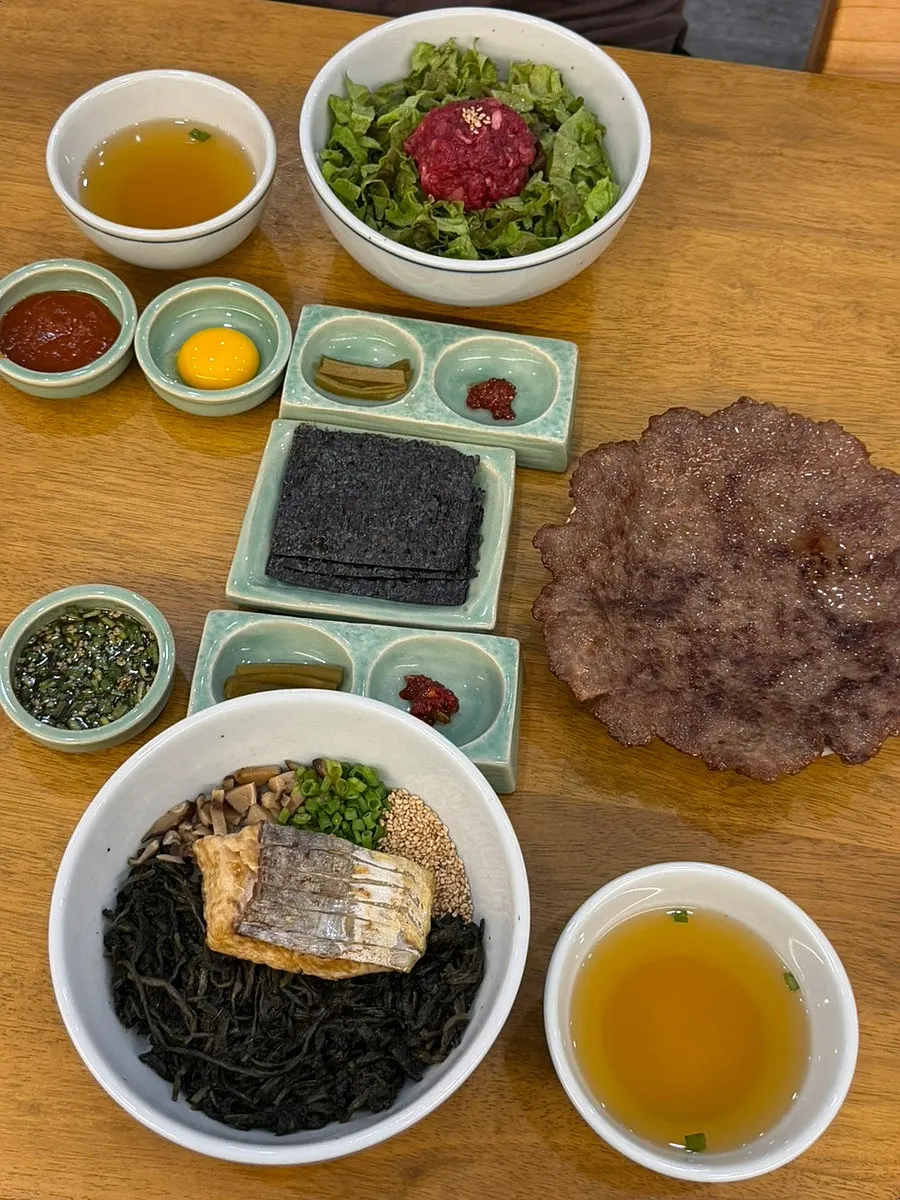 Instructions on how to eat the dishes, displayed on the table