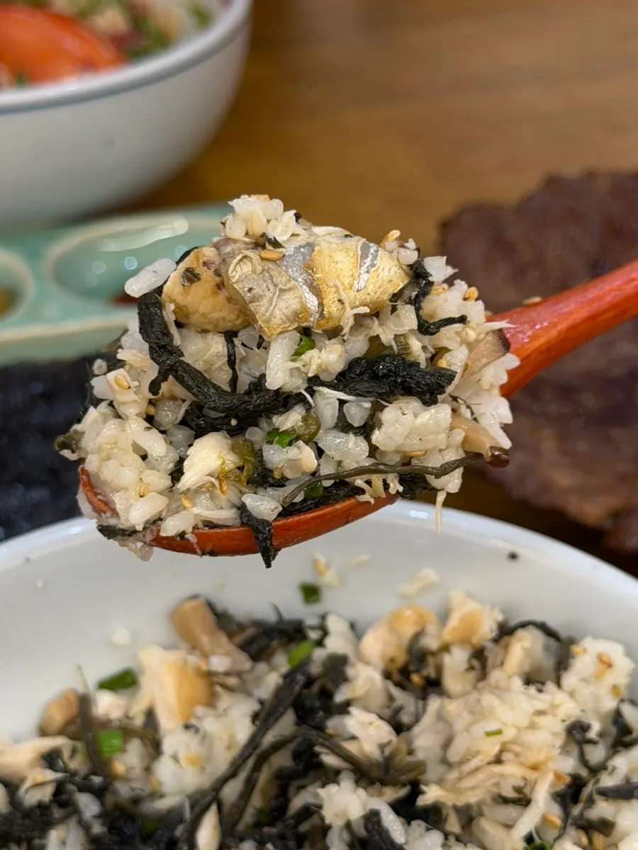Gondre rice mixed with broken-up mackerel