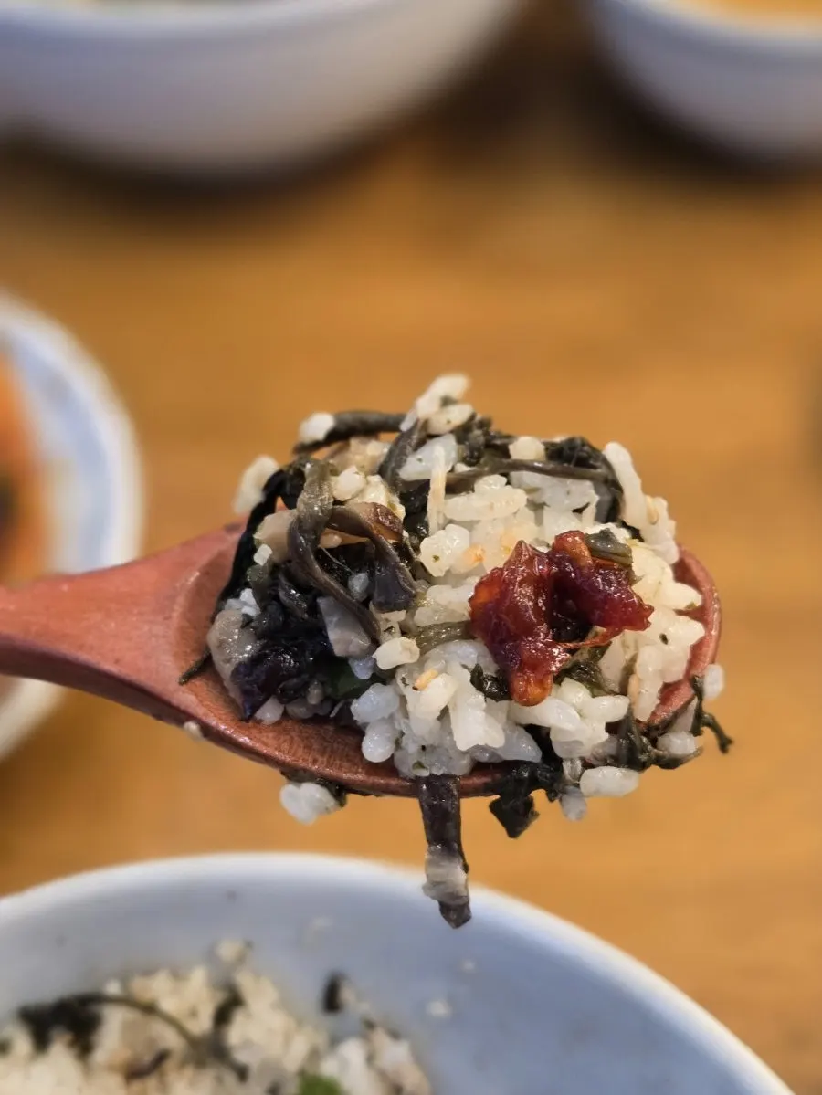 A bite of mixed Spanish mackerel and gondre rice