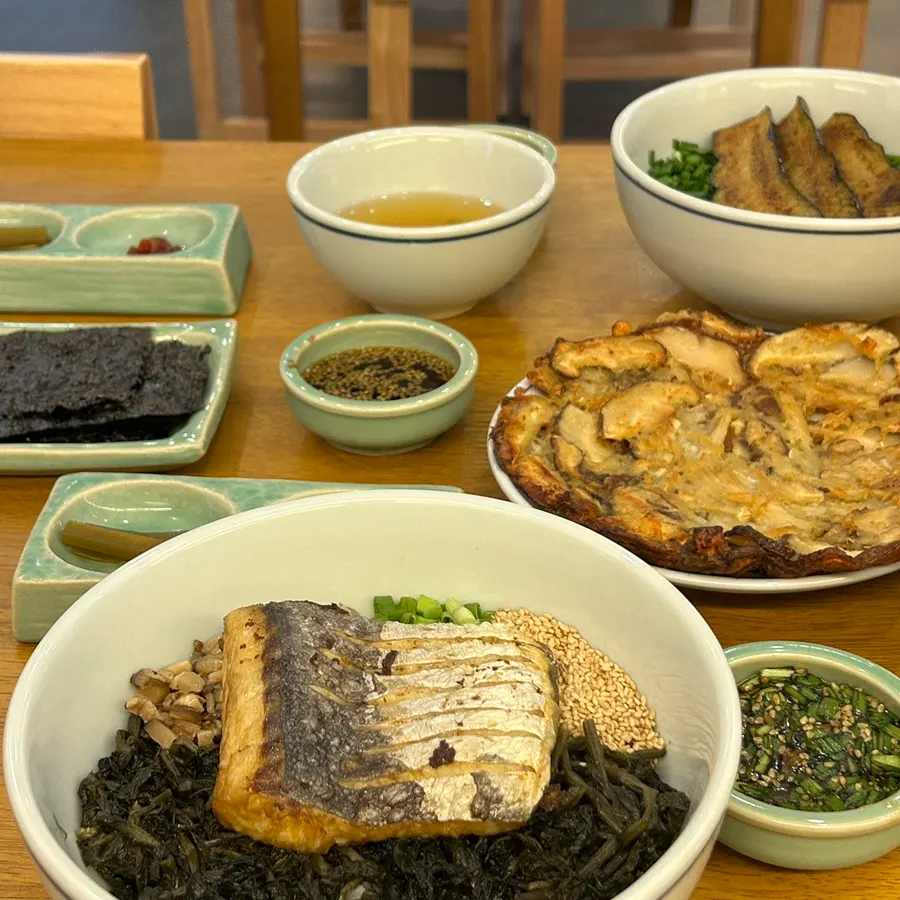 Yukhoe bibimbap and Spanish mackerel gondre rice ordered at Hyangtaek