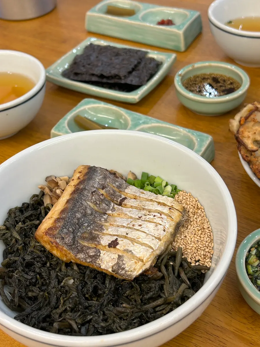 Dried seaweed and salted seafood side dishes at Hyangtaek