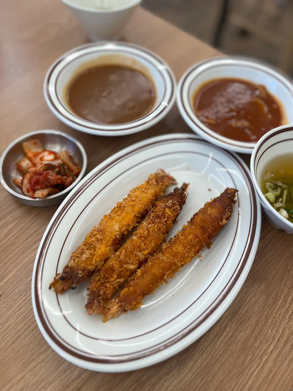 돈까스와 쫄면을 함께 놓은 상차림
