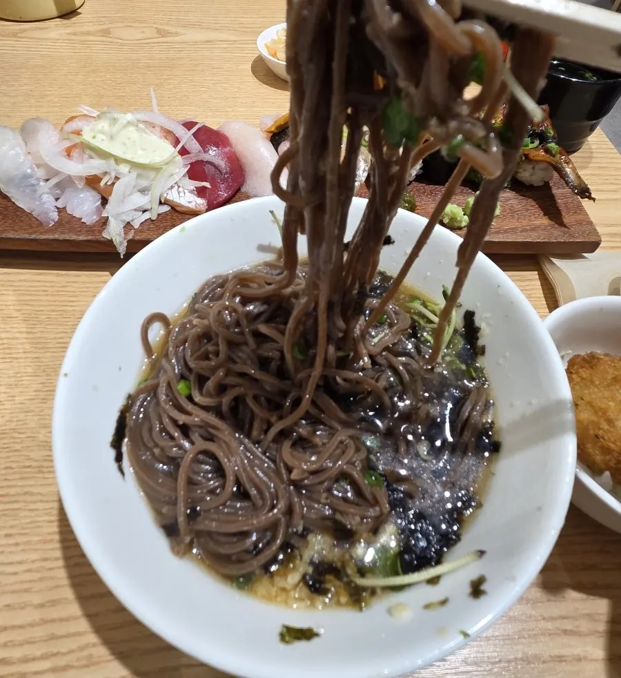 Cold soba topped with seaweed flakes and radish sprouts