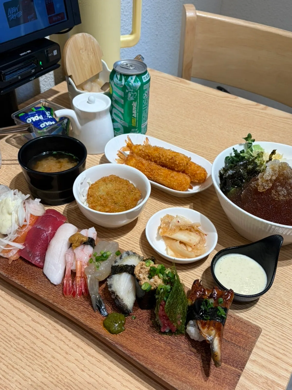 Omakase sushi set with cold buckwheat noodles and shrimp tempura