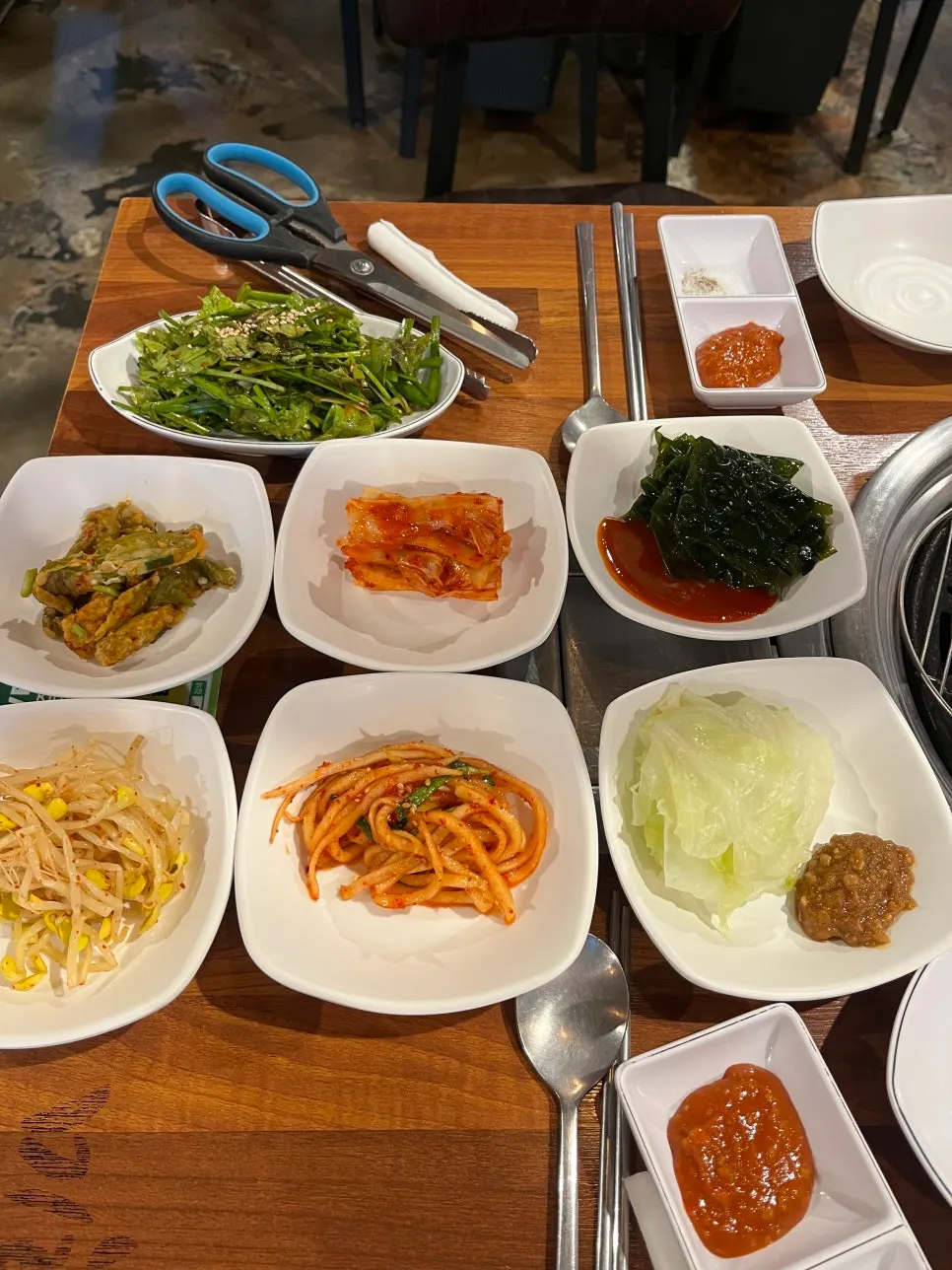 Variedad de banchan servidos en la mesa del restaurante de carne