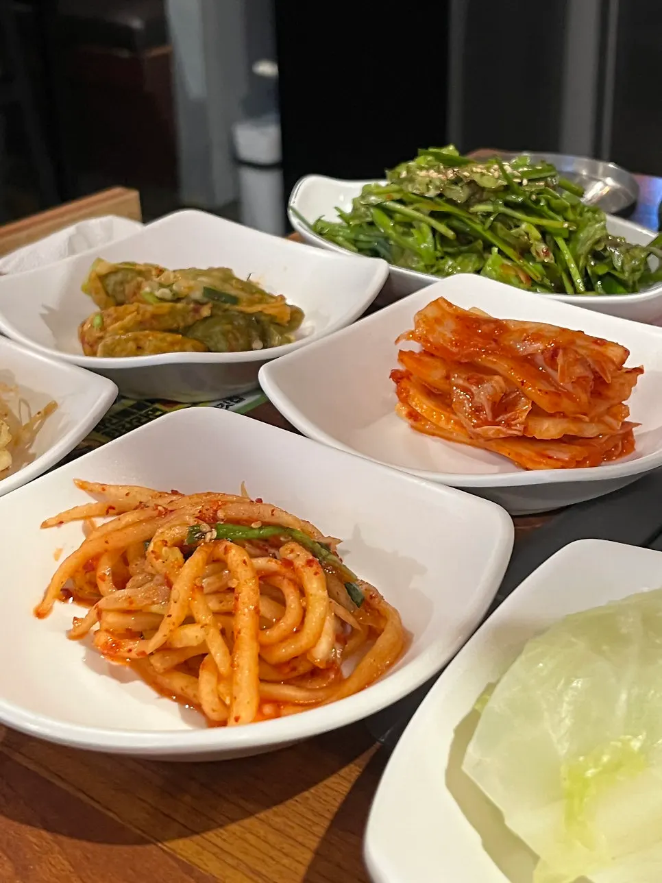 Plato de banchan con miyeok chogochujang y chile encurtido condimentado