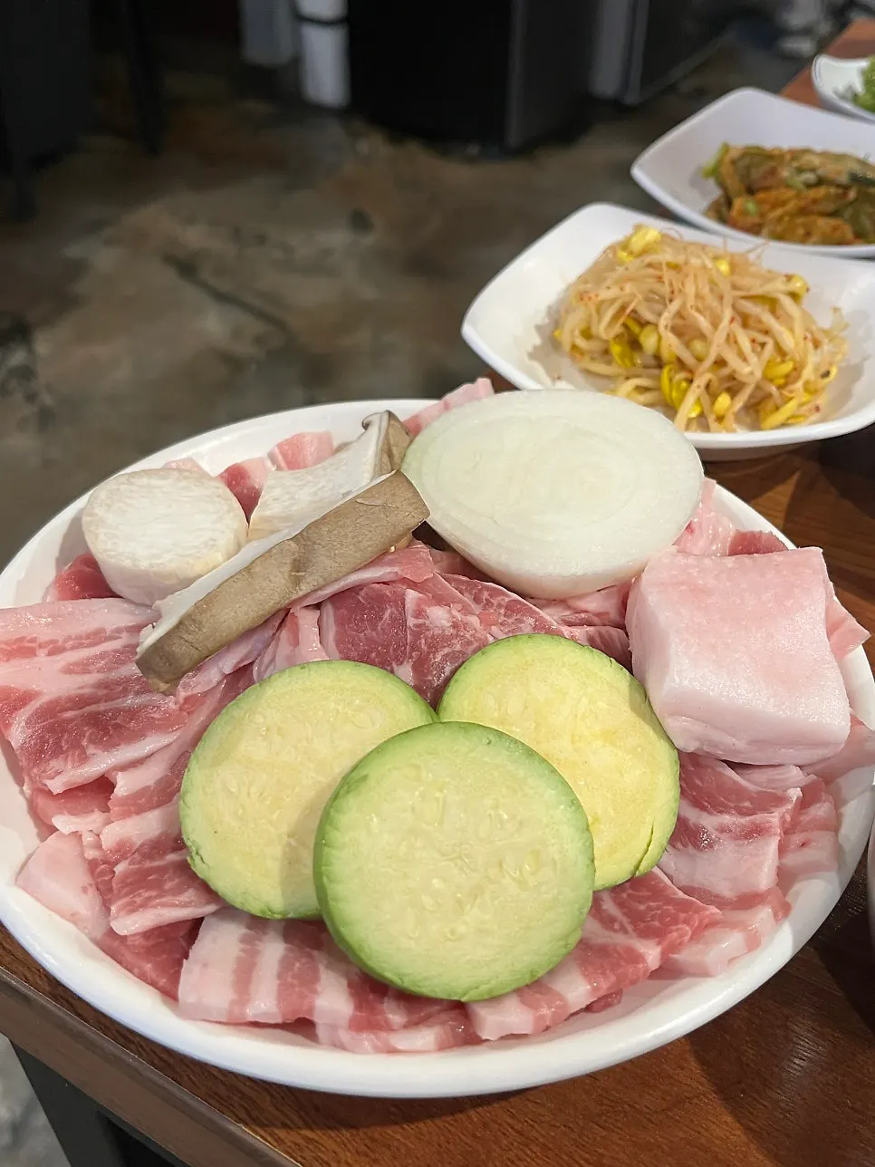 Plato de samgyeopsal antiguo cortado fino crudo