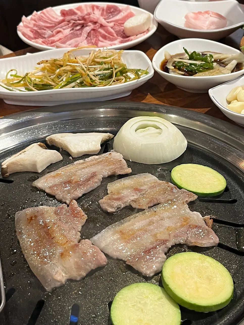 Samgyeopsal fino dorándose en la parrilla