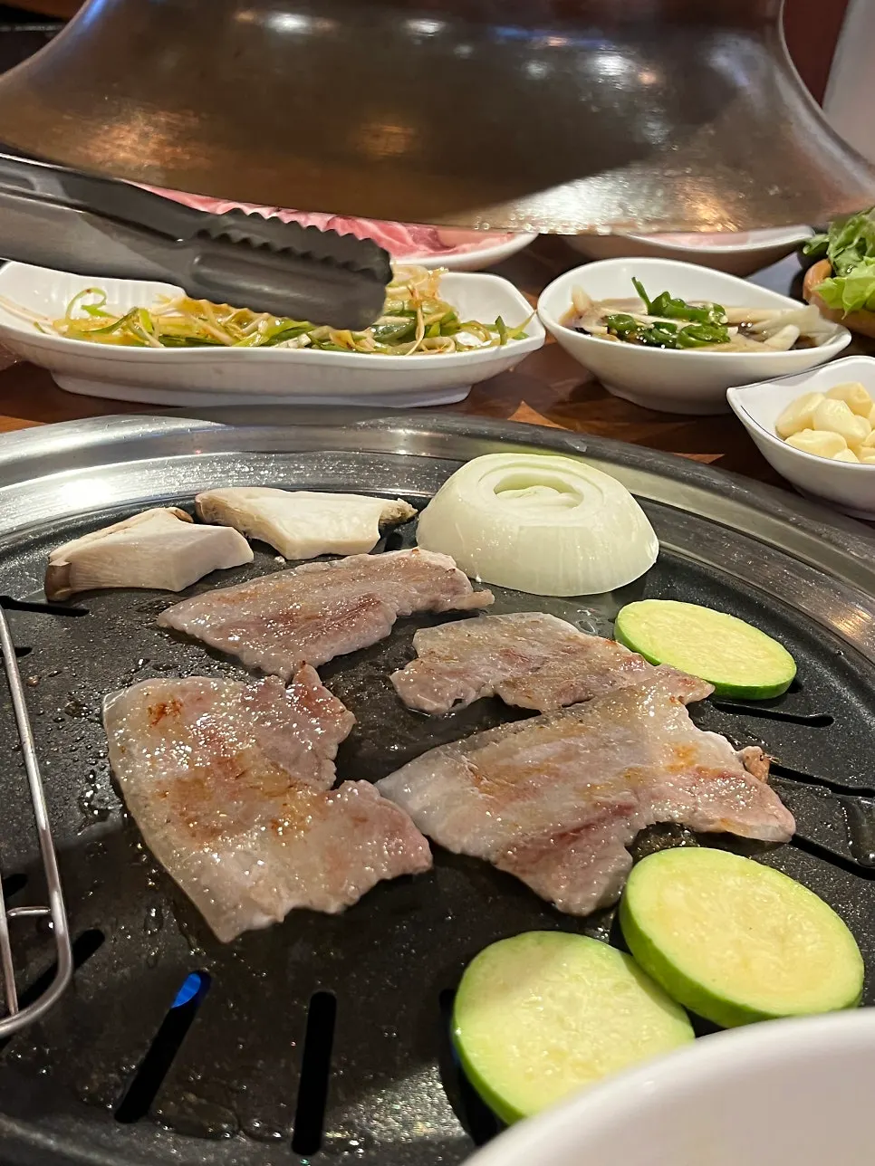 Trozo de samgyeopsal antiguo ya asado