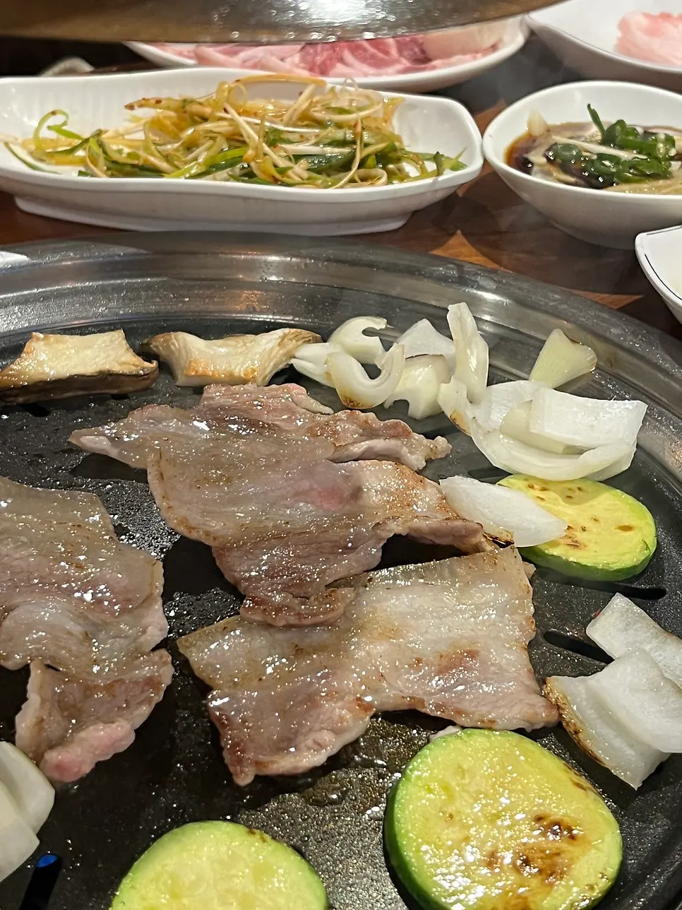 Combinación de samgyeopsal con banchan