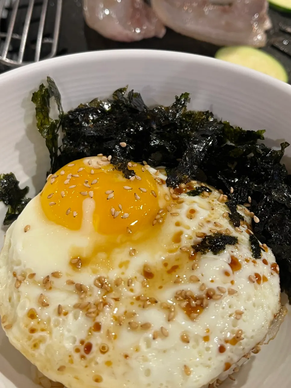 Ganjang gyeran bap mezclado con huevo y carne