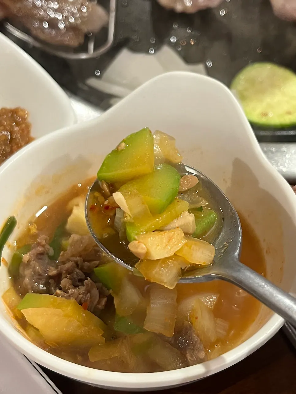 Mesa completa con doenjang jjigae de Minhone Meat House