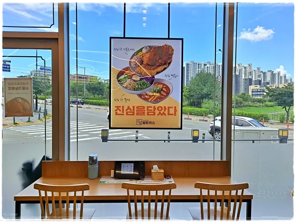 Window counter seats and four-person tables