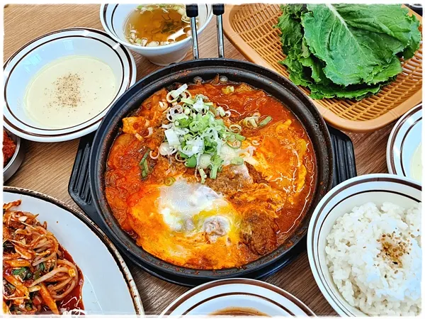 Pork cutlet kimchi nabe with spicy broth