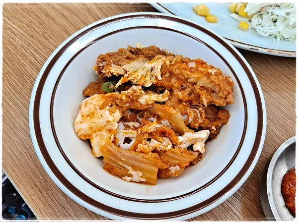 Kimchi nabe eaten with rice