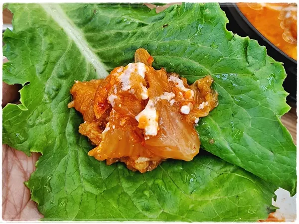 Lettuce wrap with kimchi and pork cutlet