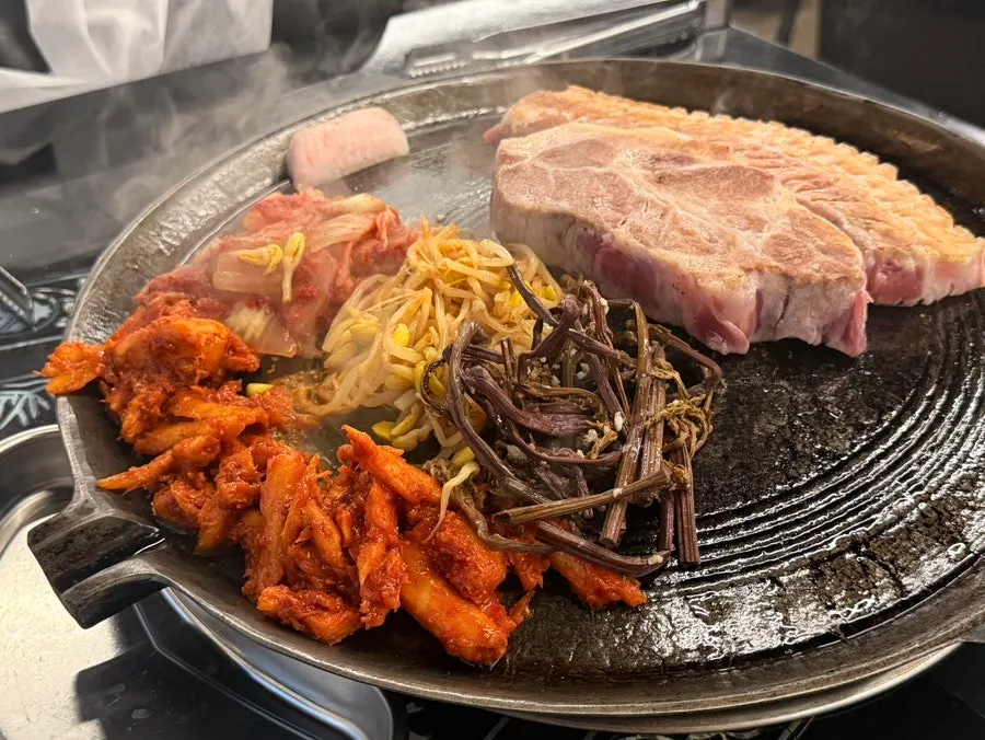 불판에서 익어가는 고기와 곁들임