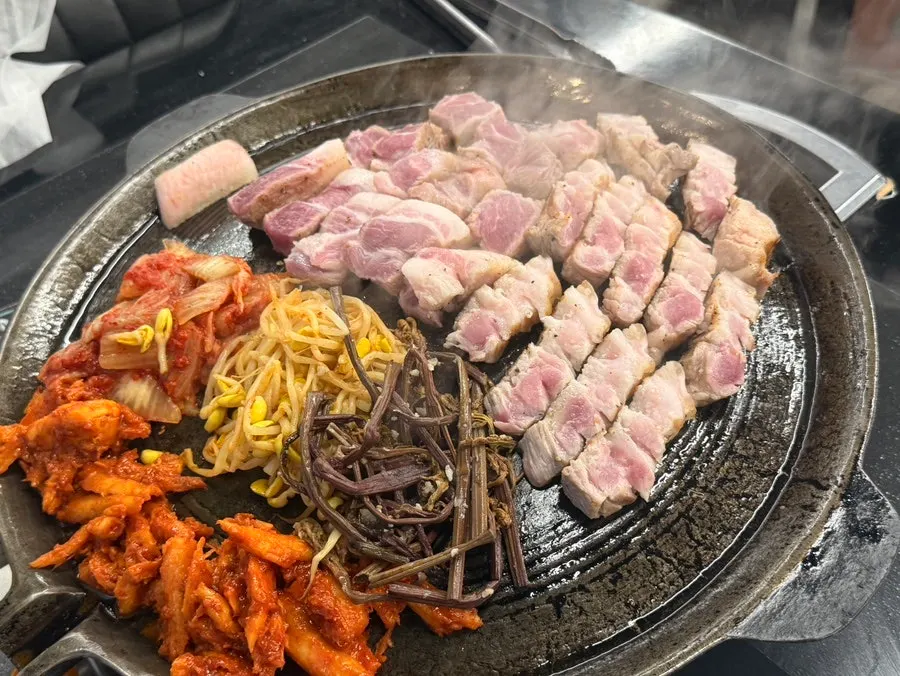 완성되어 가는 고기 한상