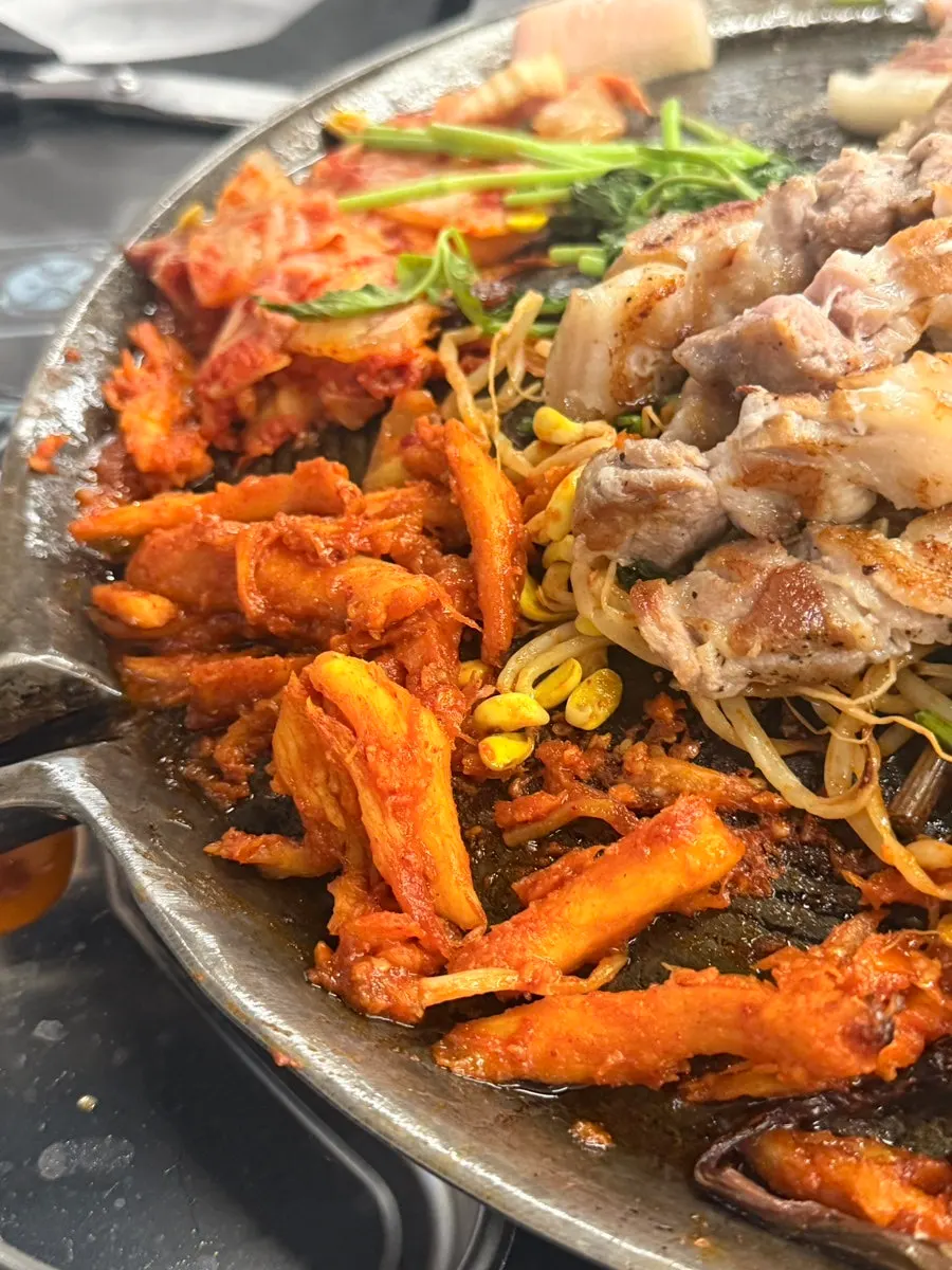 쌈과 함께 먹는 두툼한 고기
