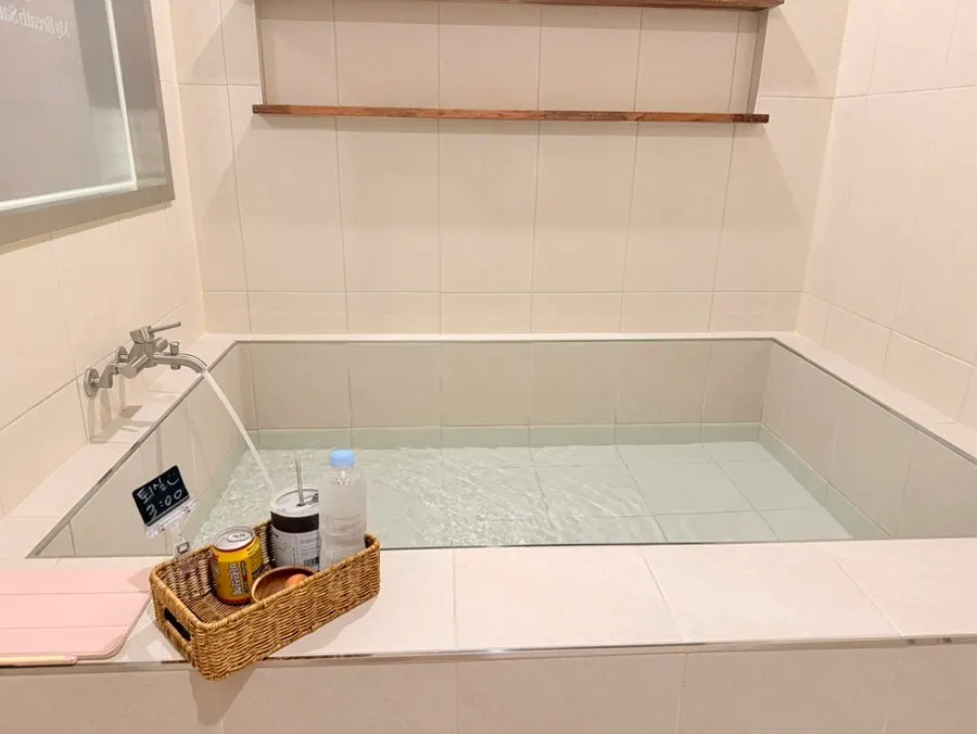 Pre-filled bathtub for the half-body soak