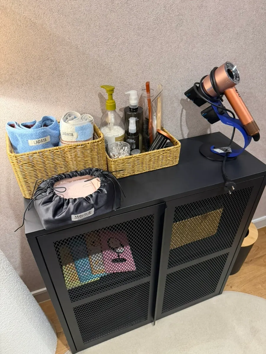 수건 두 장과 다이슨 헤어드라이기