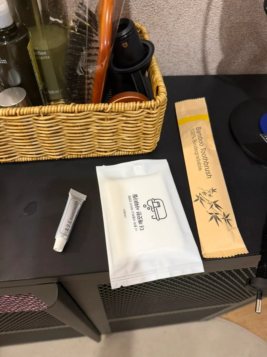 칫솔, 치약, 일회용 거품타올 등 비치 용품