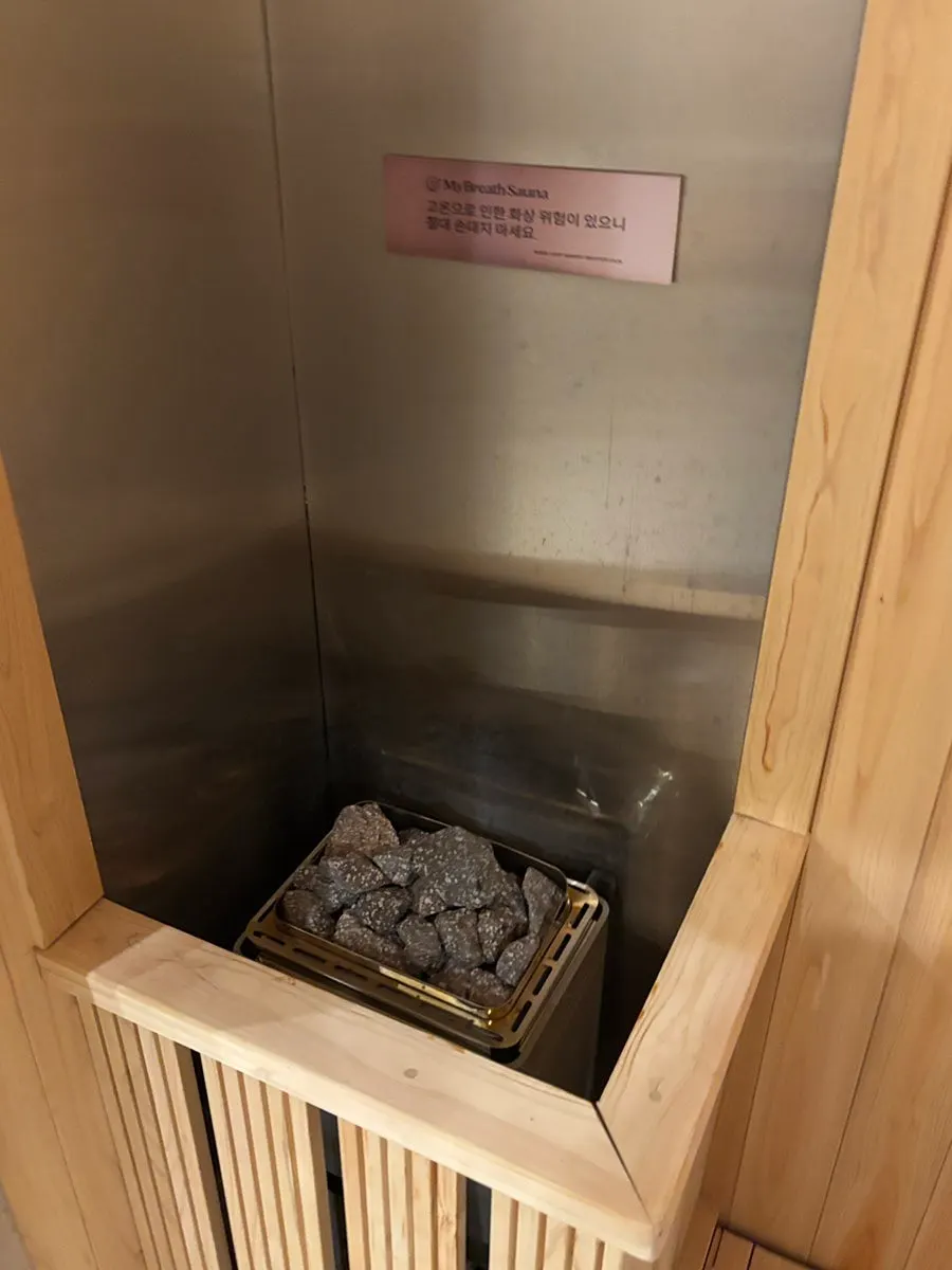 욕조와 샤워, 휴식 공간이 함께 있는 룸