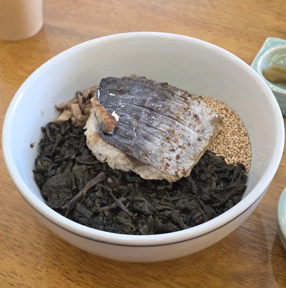 신선한 육회와 채소를 넣은 육회비빔밥
