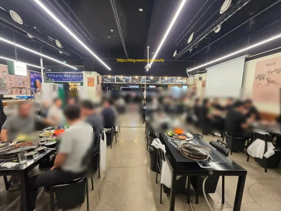 넓고 쾌적한 털보삼촌집 실내 홀