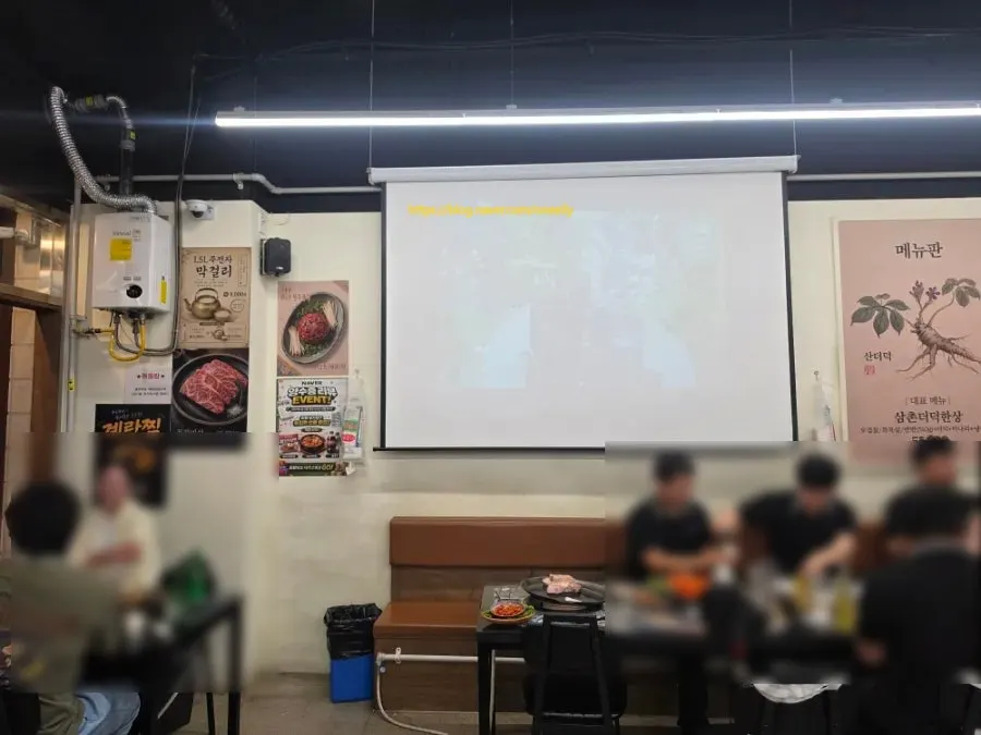 4인석부터 8인석까지 놓인 테이블 전경
