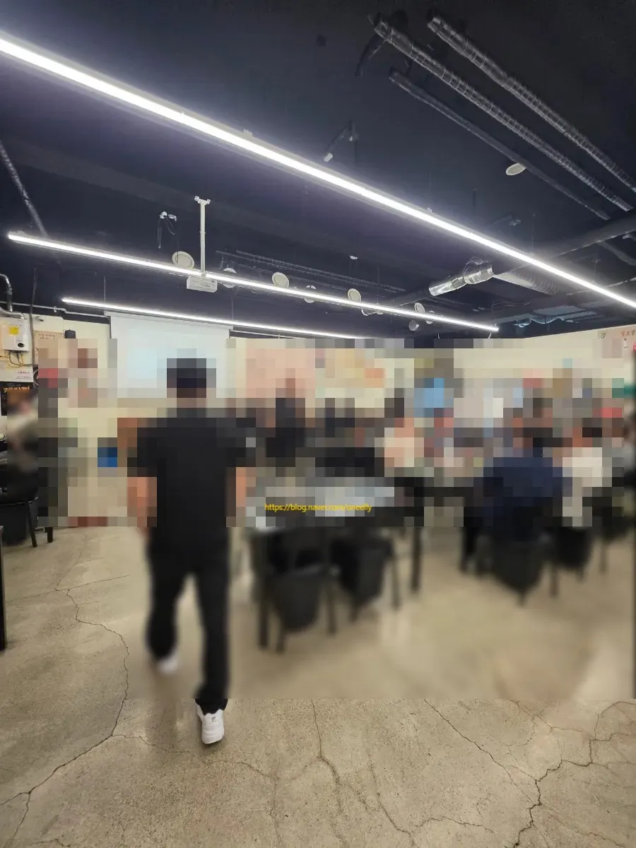 벽면에 붙은 삼겹살 특목살 꼬들살 메뉴판
