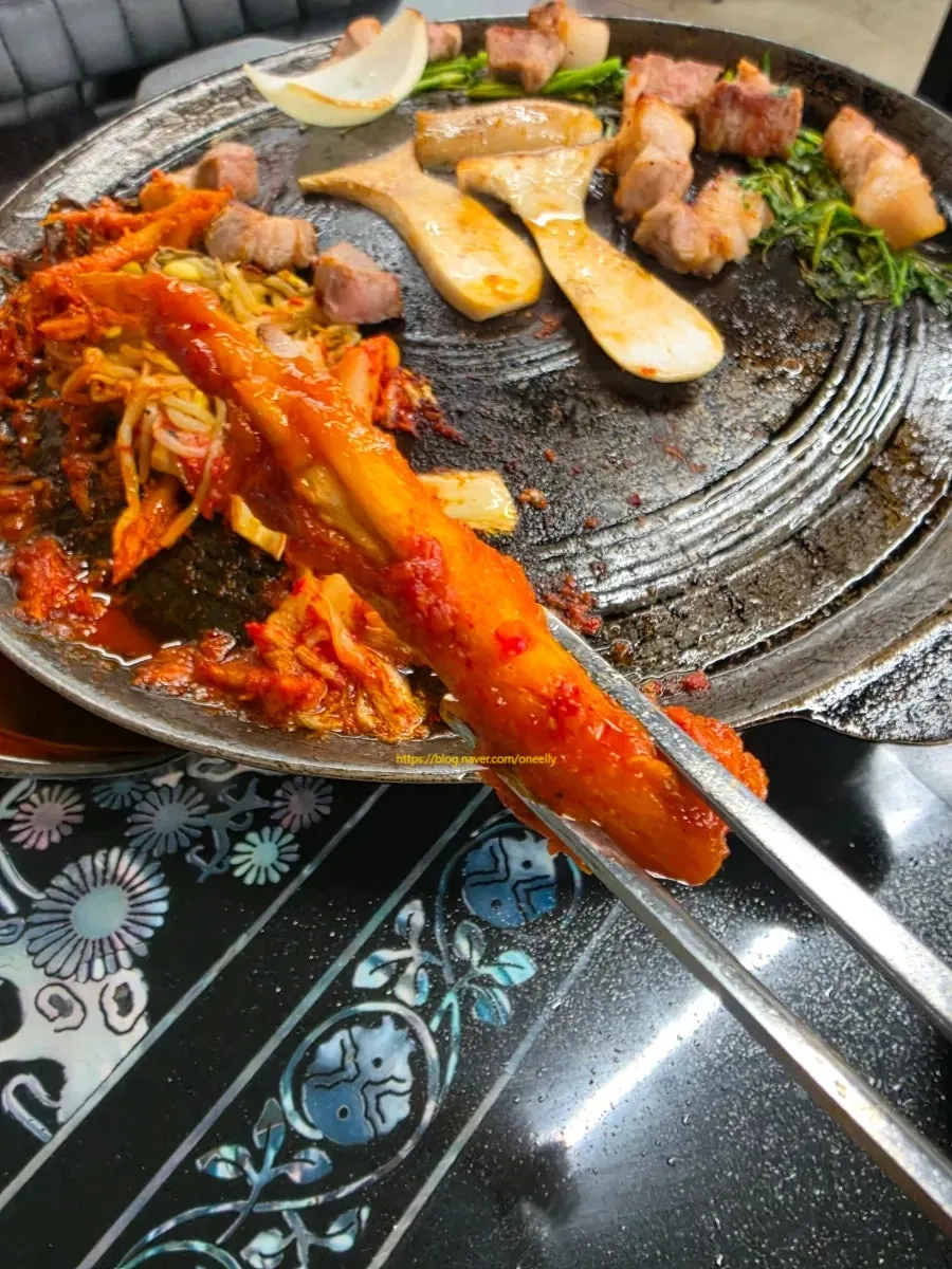 새송이버섯과 깻잎 등 곁들임 채소