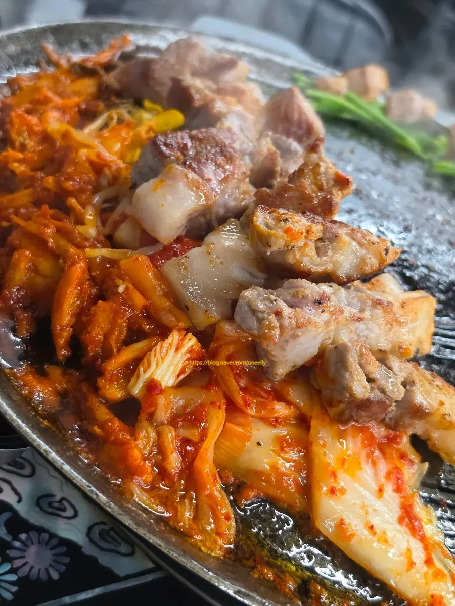 더덕 미나리와 고기가 어우러진 마무리 상차림