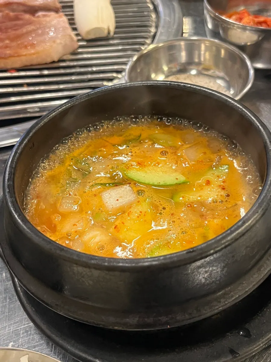 고춧가루를 살짝 넣은 2천원 된장찌개