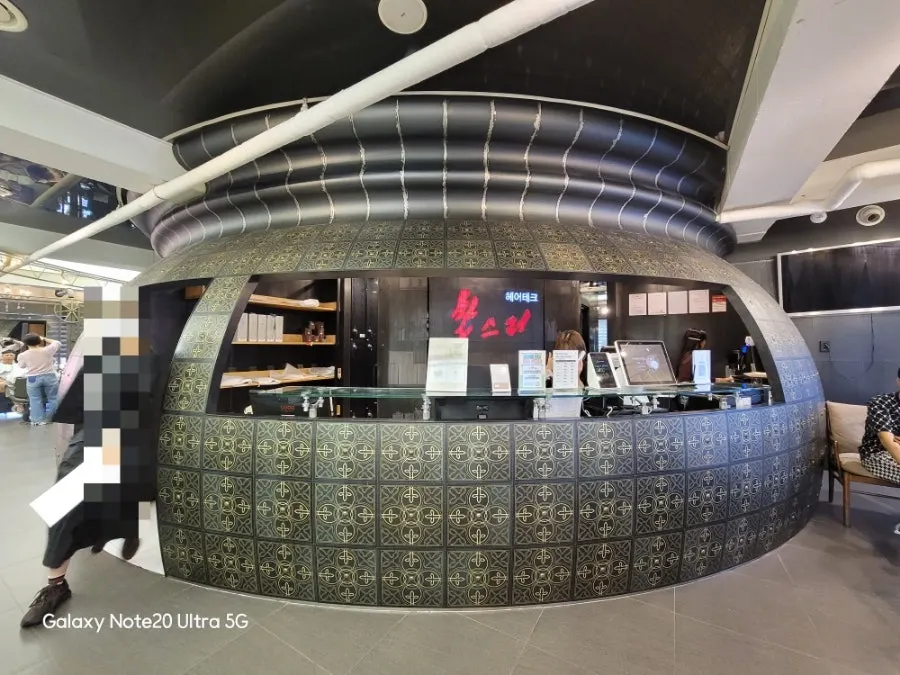 Shop entrance with a dome-shaped counter