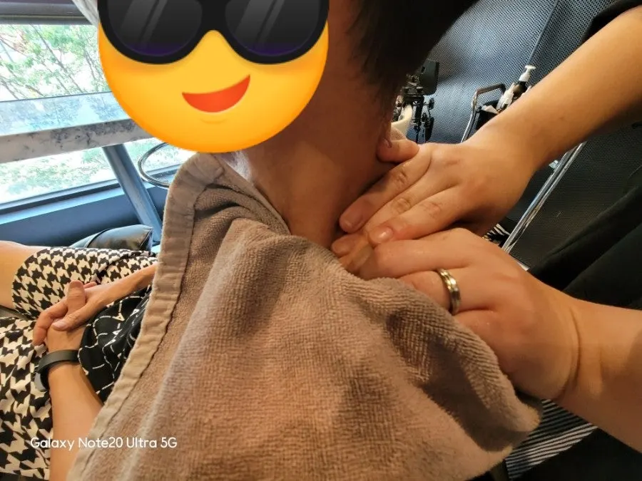 Upper body massage before the head spa begins
