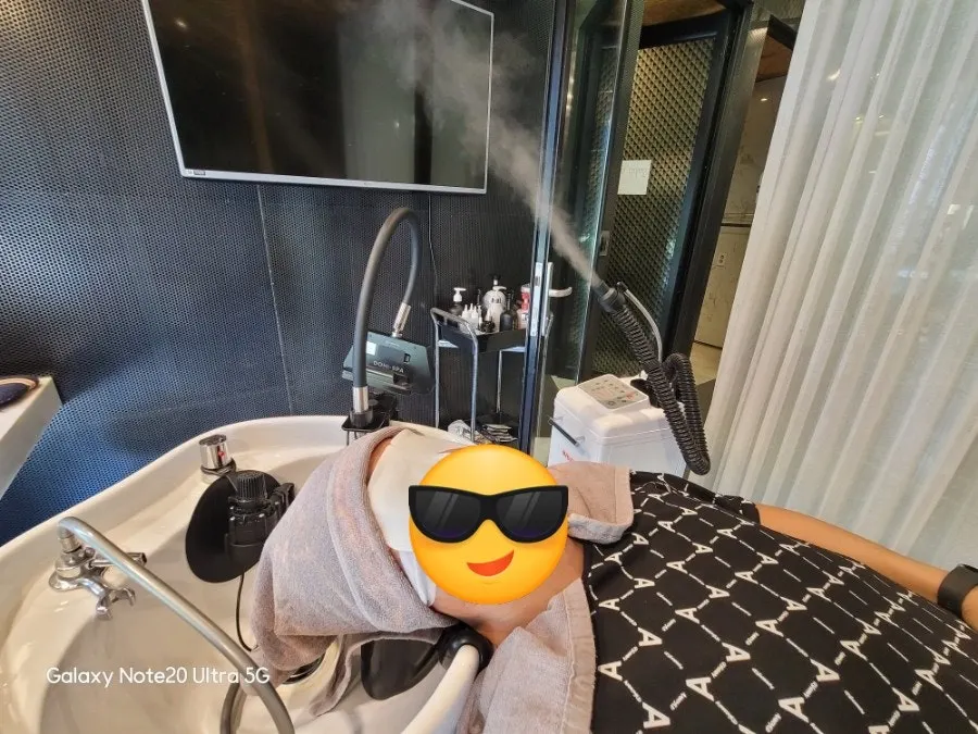Mist steam scaling care in the shampoo room