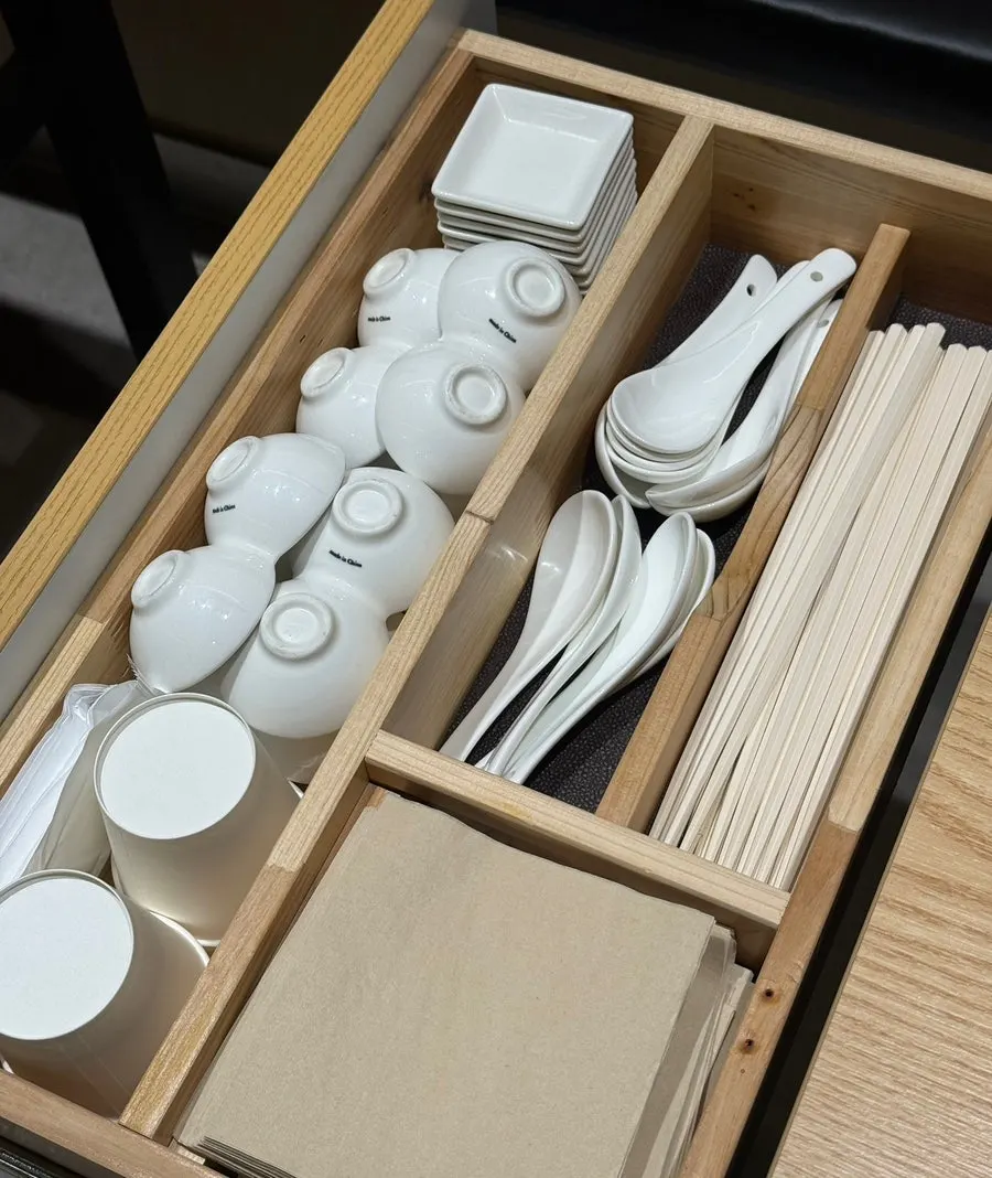 Table with dining tools organized in a drawer