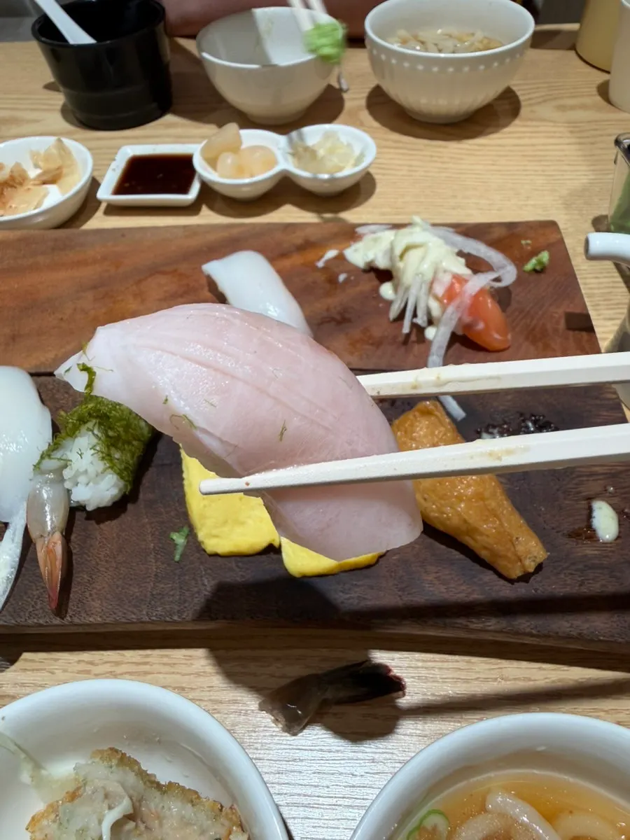 Sushi including salmon and clam