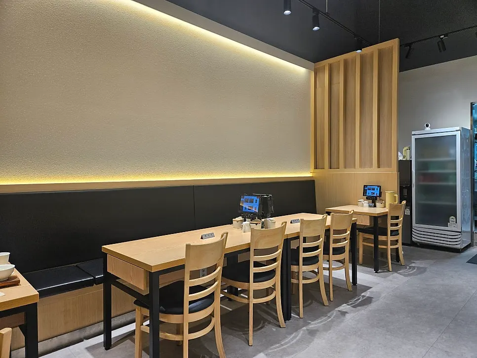 Restaurant seats for solo diners