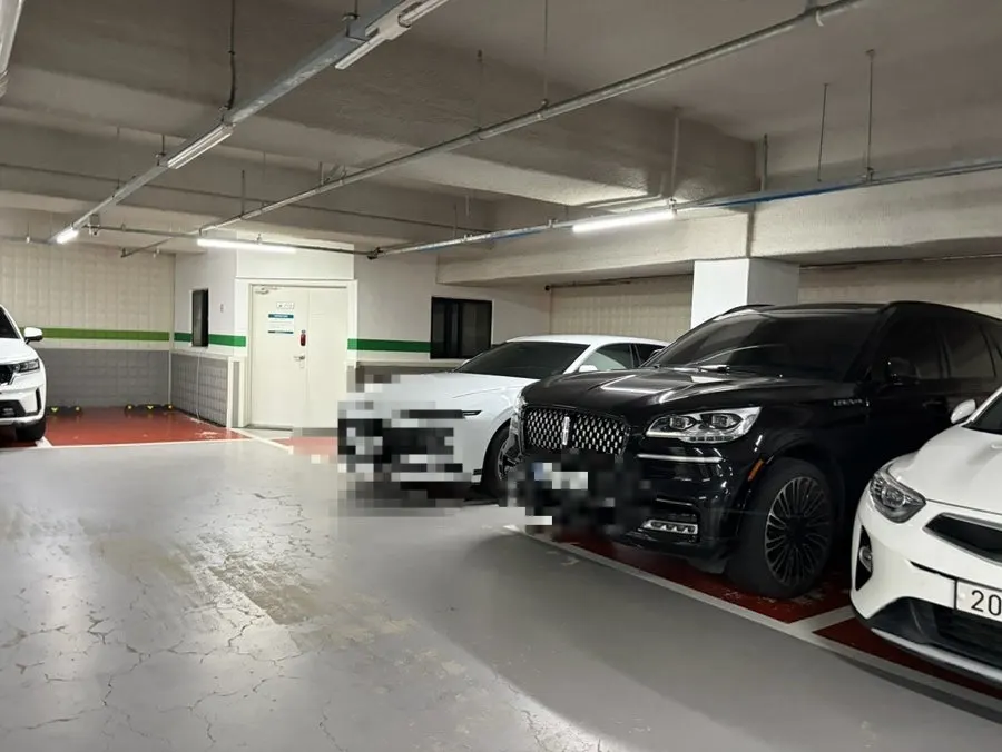 Parking space at the Rutai Massage building in Bulddang-dong, Cheonan