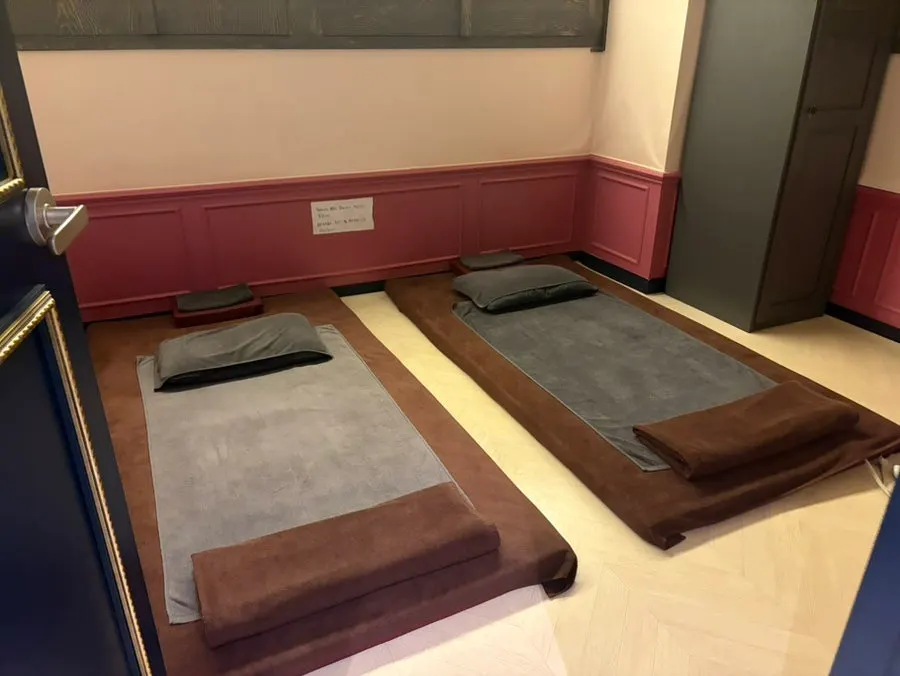 Entrances to the 1-person, 2-person and 3-person rooms