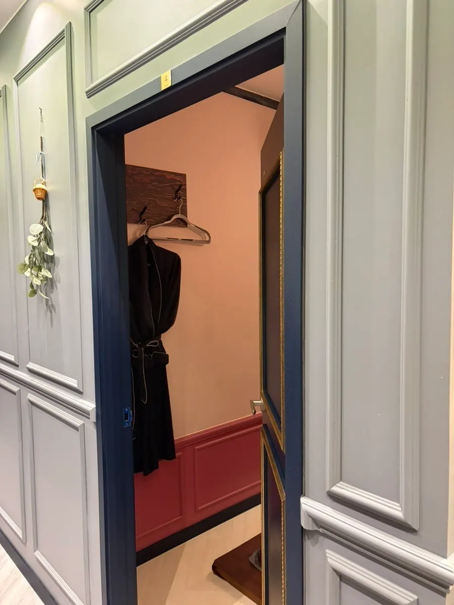 The treatment bed in the private 1-person room used solo