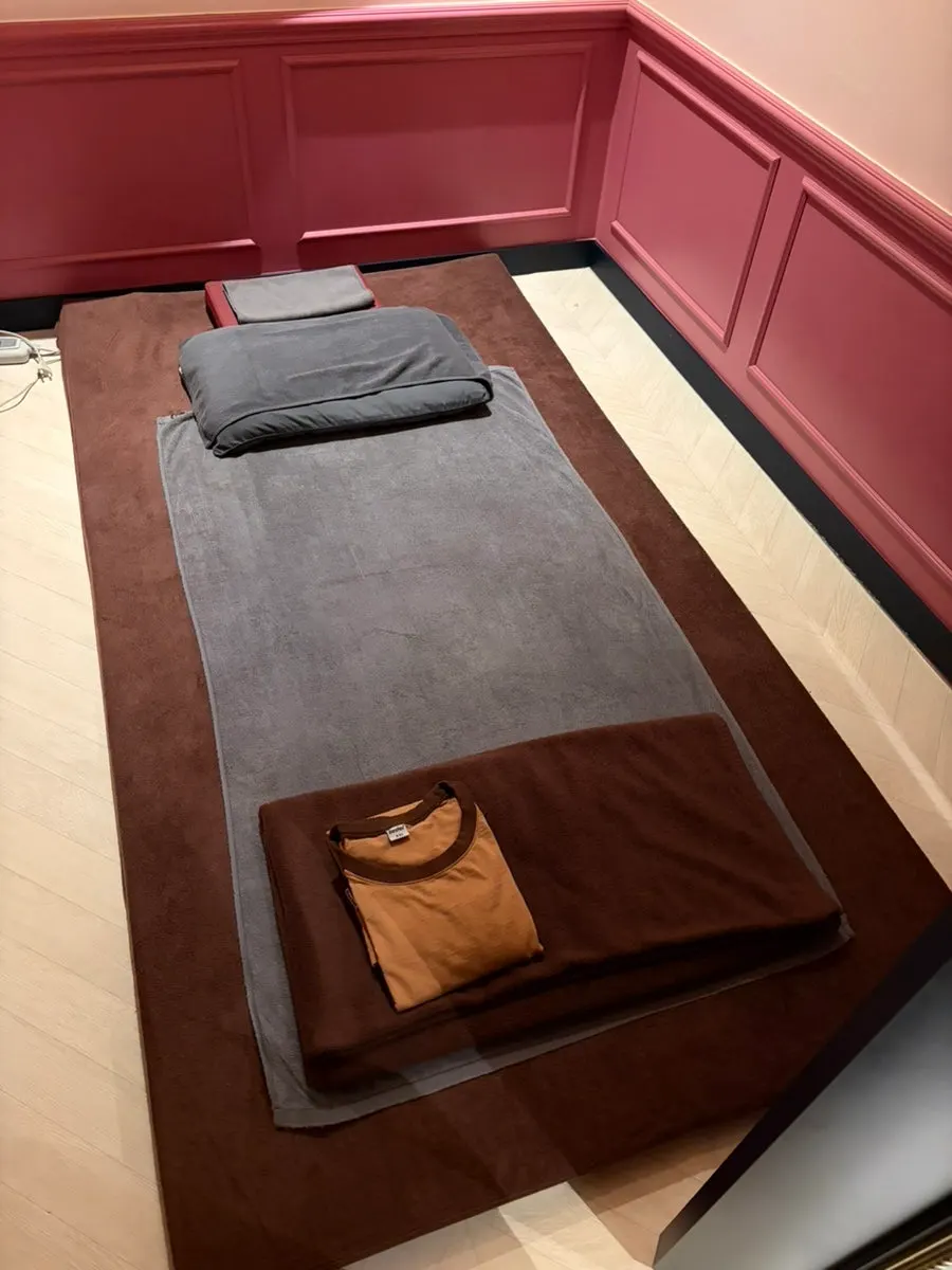 Treatment clothes and the interior of the private room