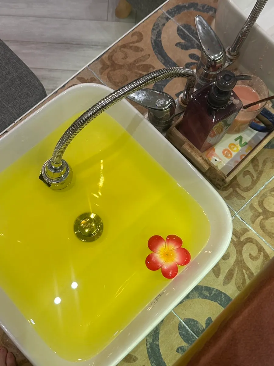 따뜻한 물에 발을 담근 족욕