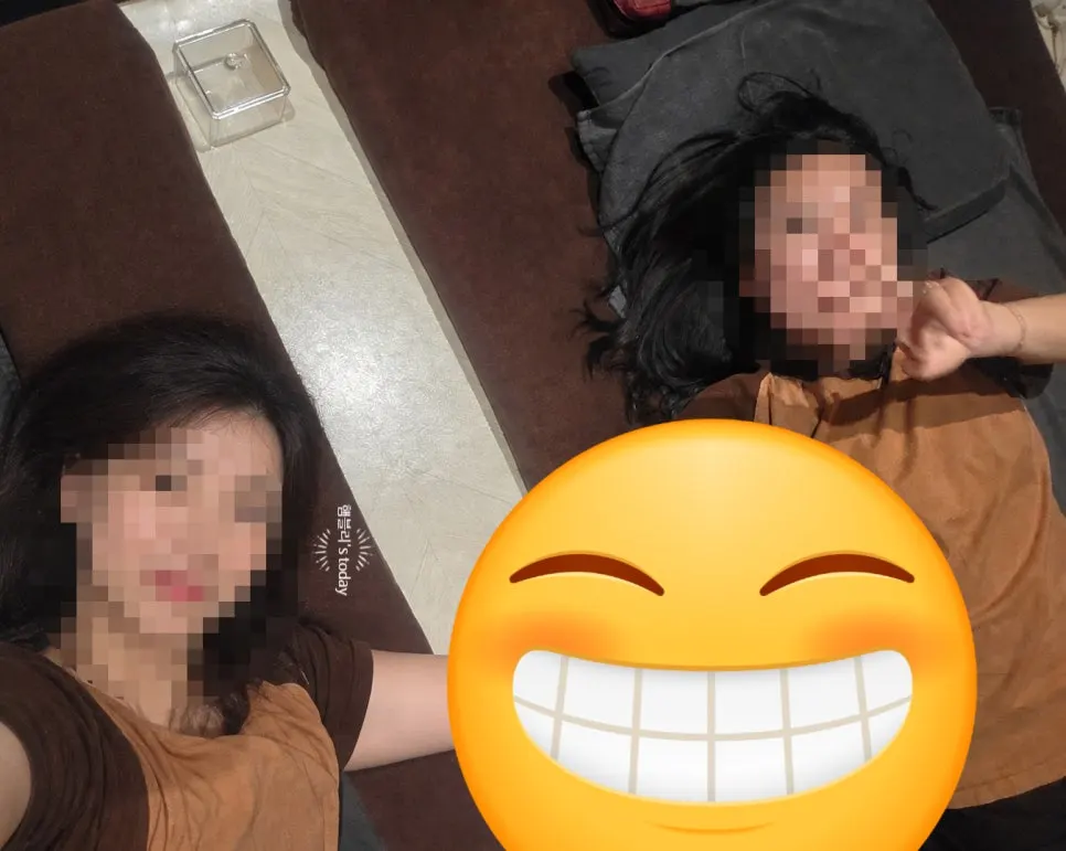 동행인과 남긴 마사지 후 기념사진