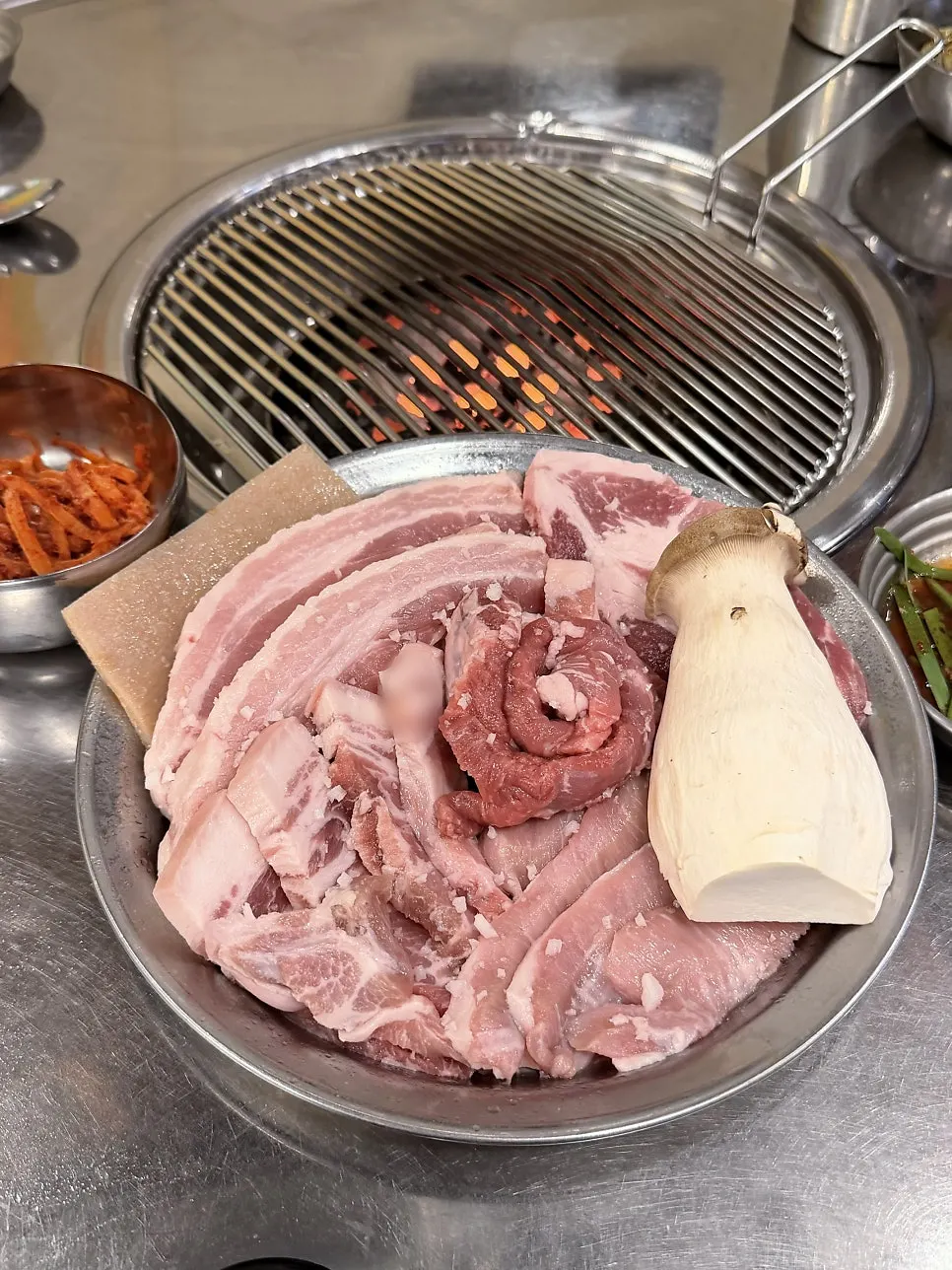 Dwaeji hangeun platter with six pork cuts