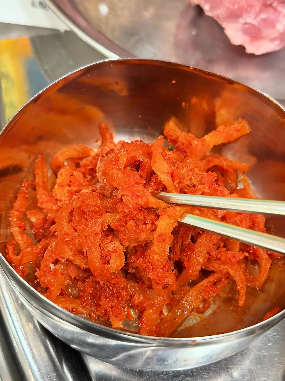 Long-sliced pork skin and pork jowl meat