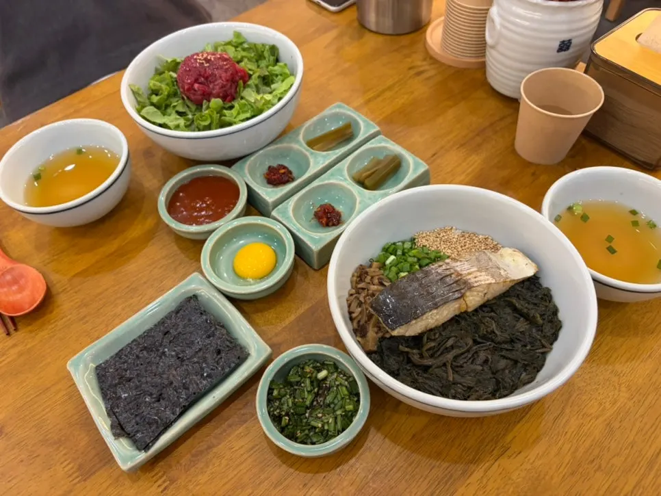 Spanish mackerel gondre rice and yukhoe bibimbap set