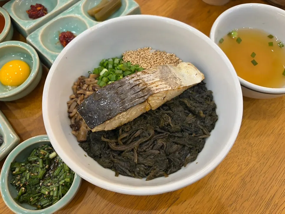 정갈하게 담긴 한식 메뉴